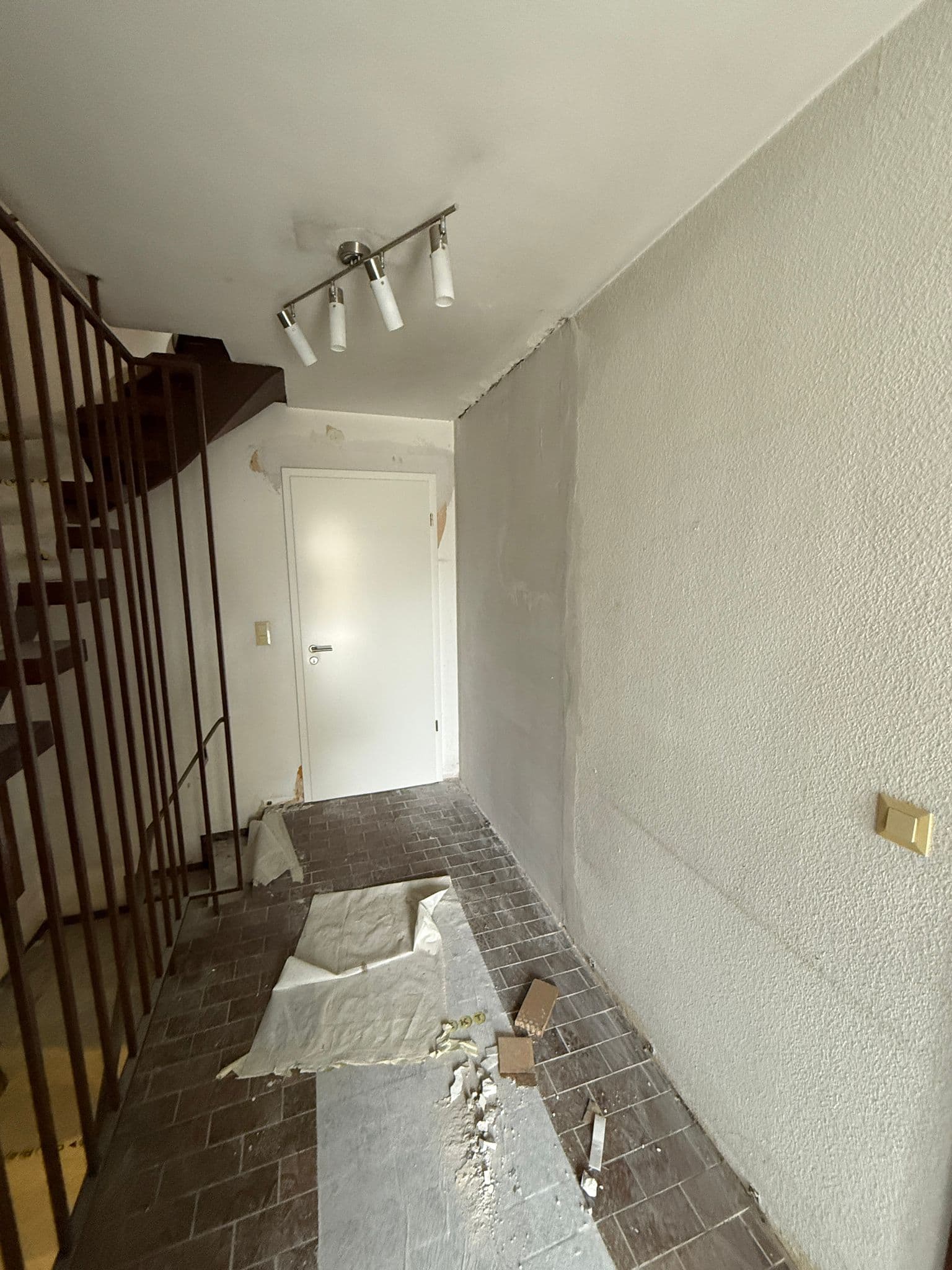 Vorher: schmaler Flur mit Treppenhaus