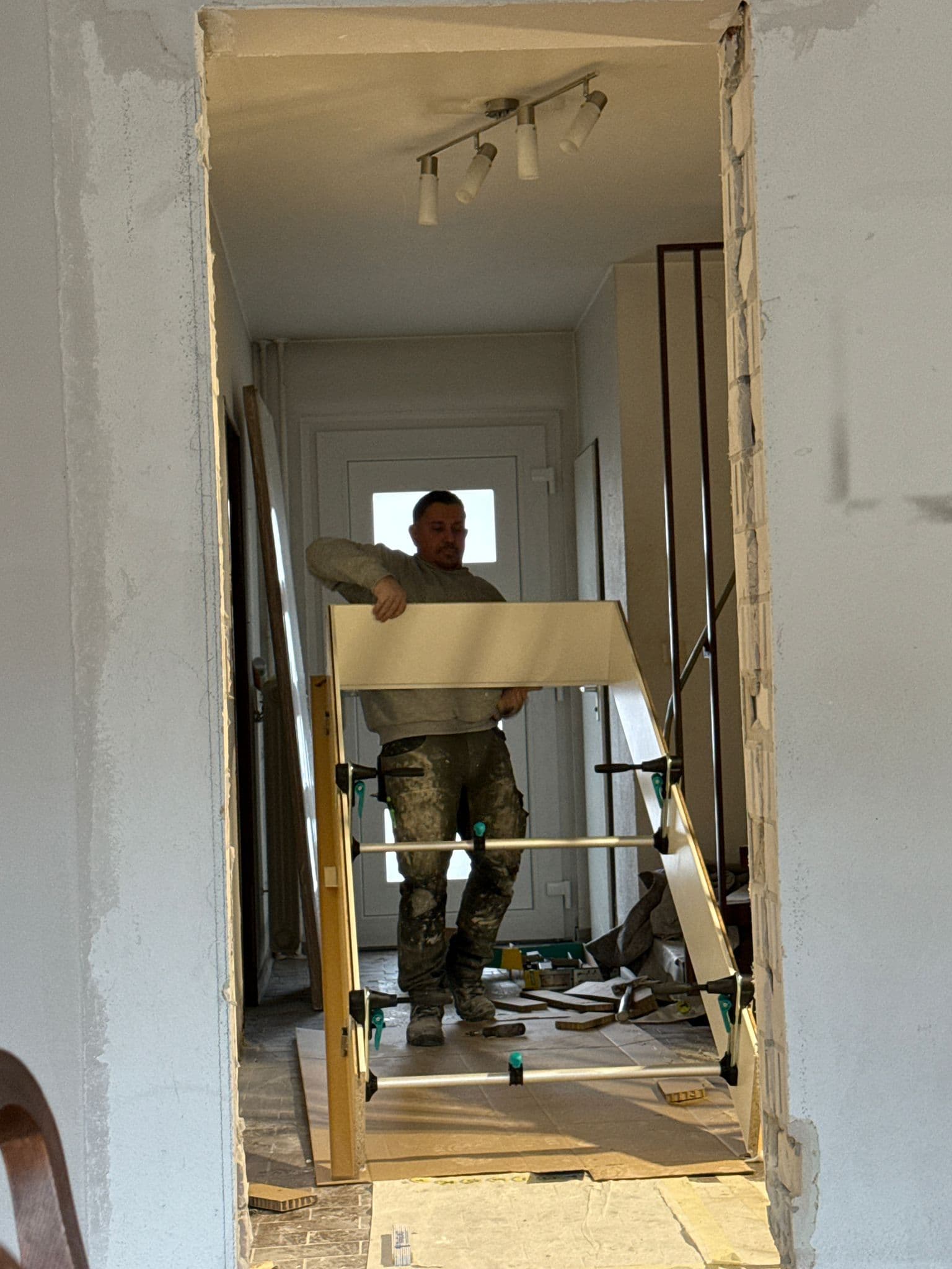 Während: Bauteam beim Setzen der neuen Trockenbau-Wand