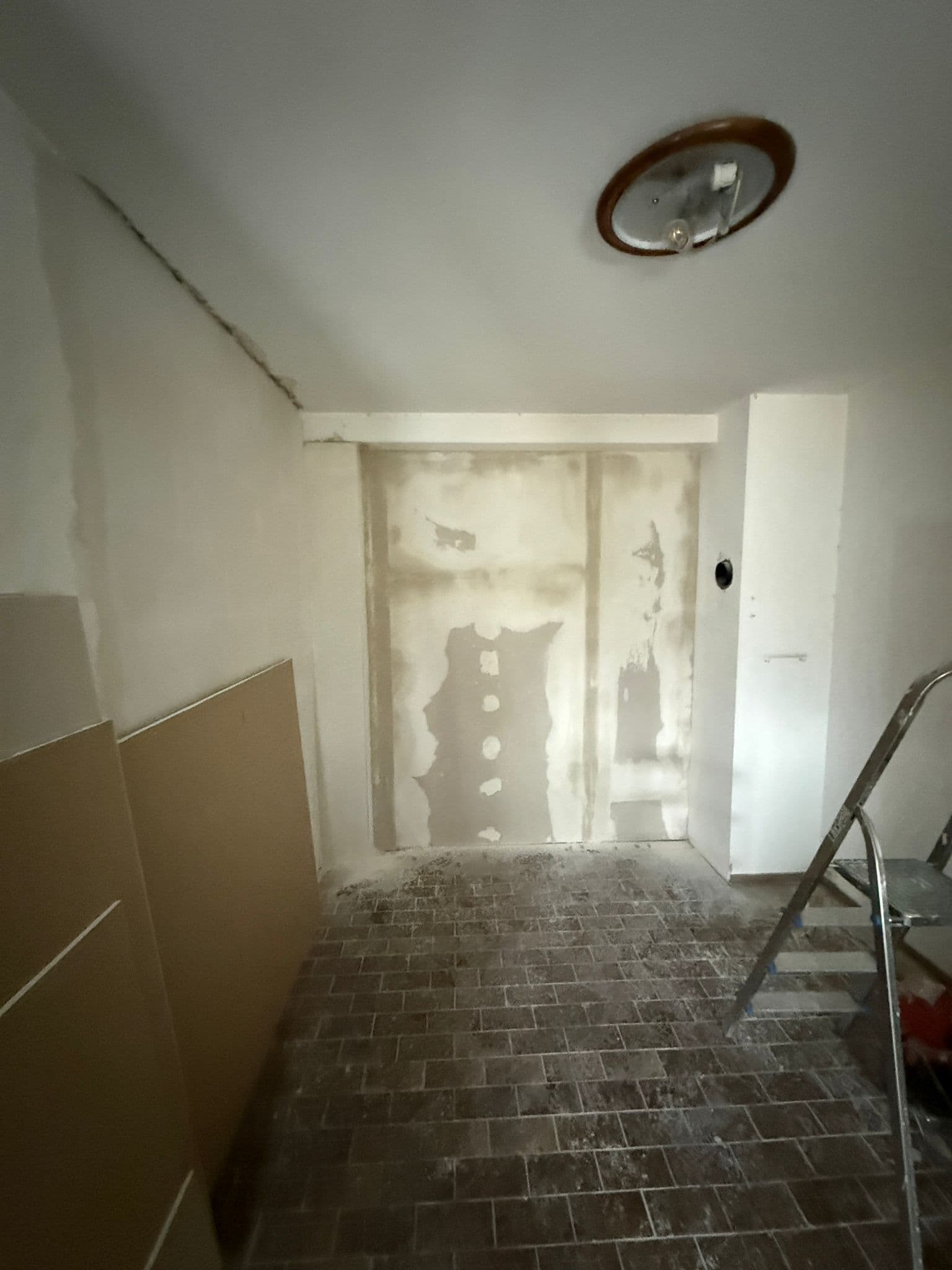 Während: Trockenbau-Wand, Türöffnung im Bau