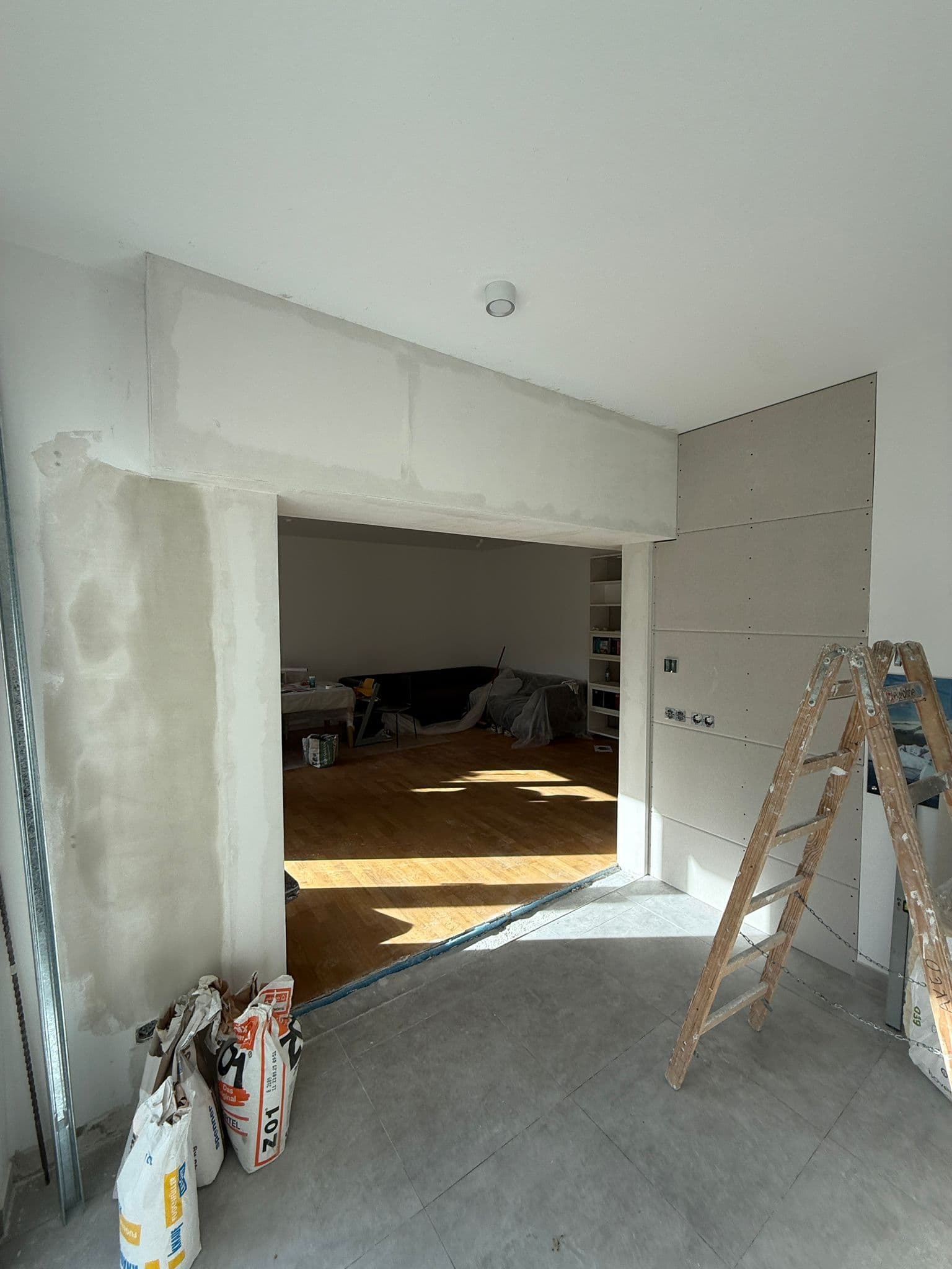 Vorher: verputzte Wand, Trockenbau-Vorbereitung