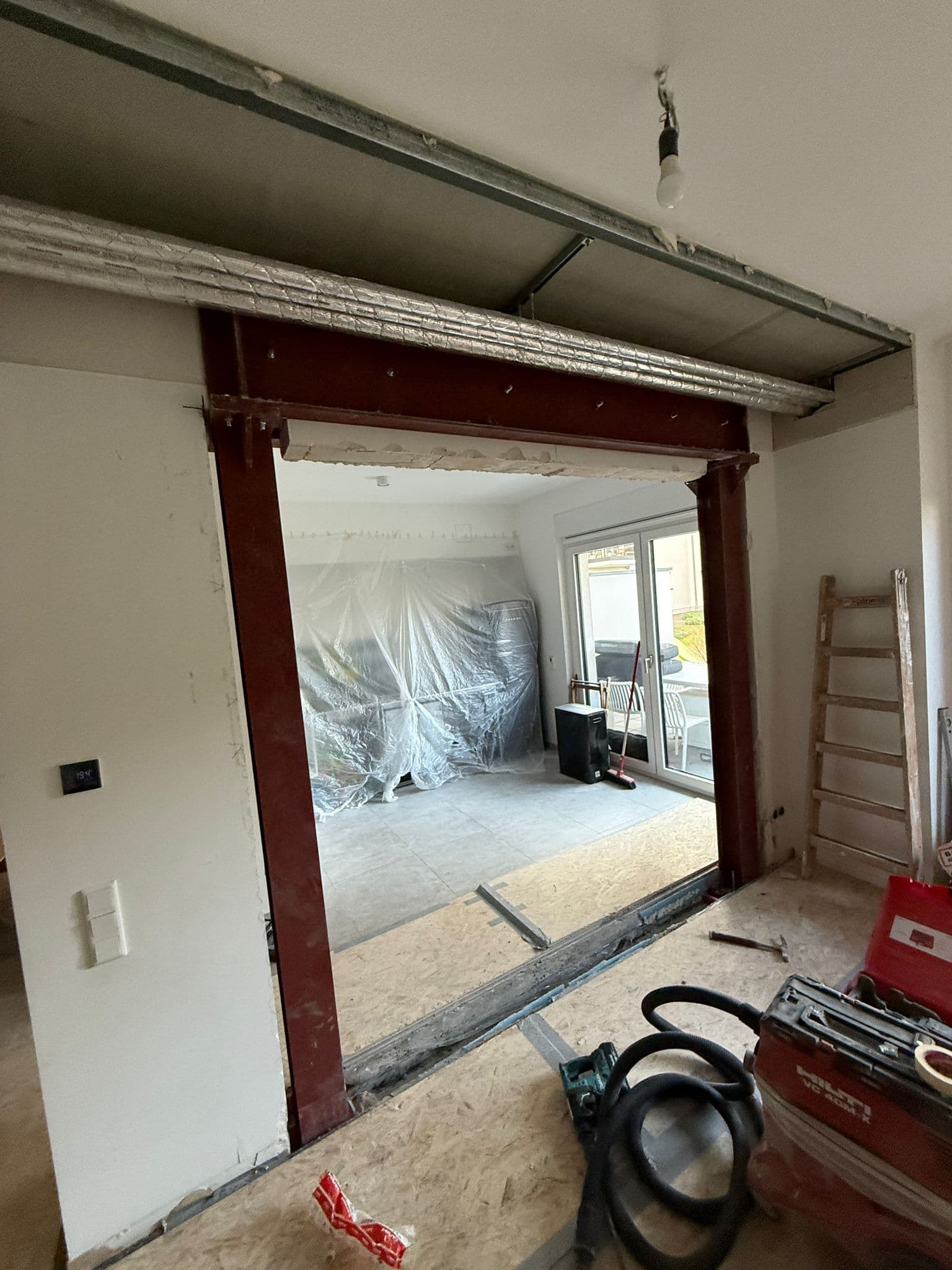 Während: Detail Stahlträger, Werkzeug und OSB-Boden