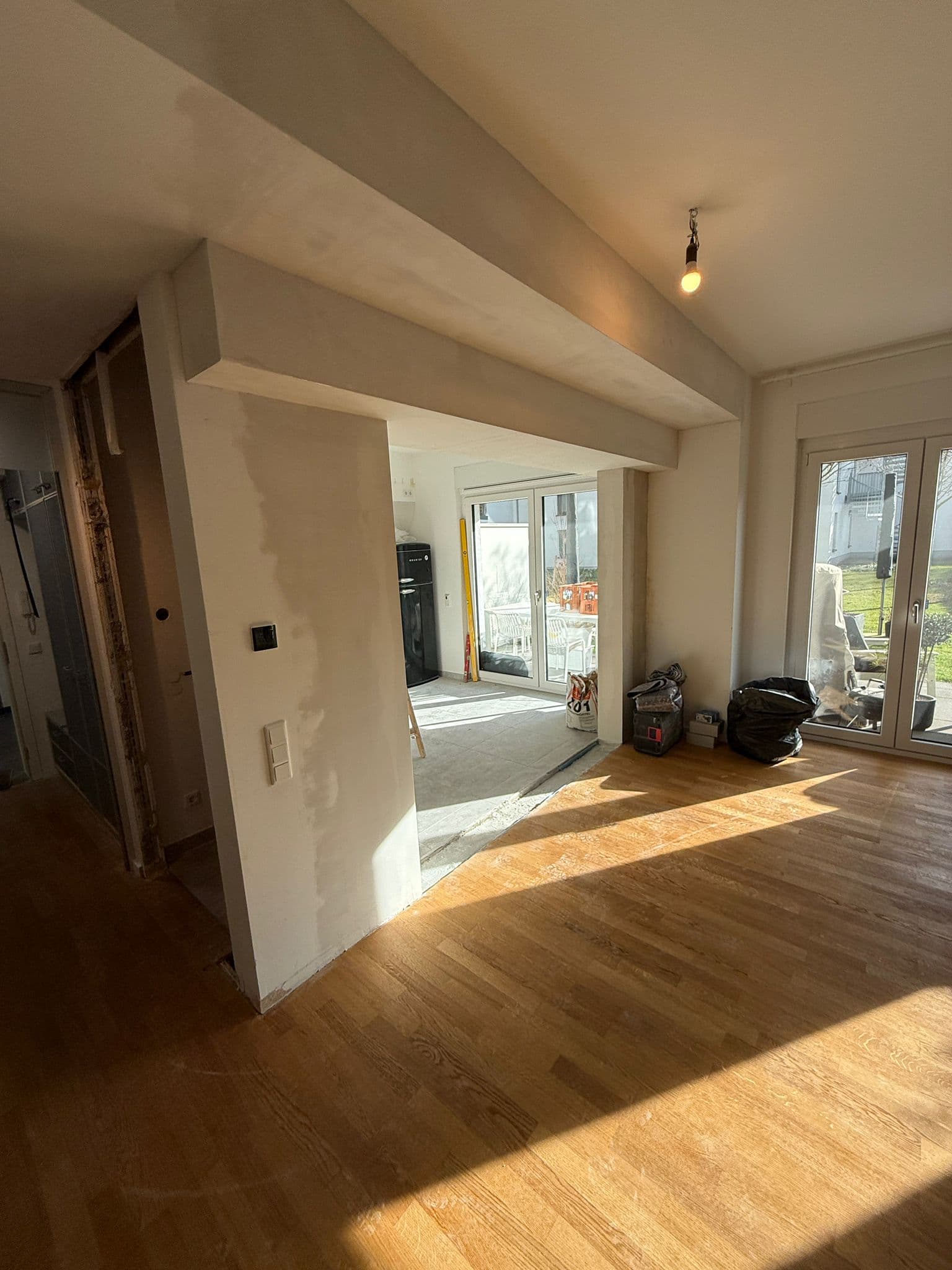 Nachher: heller Wohnraum, sonnig, fertiges Layout
