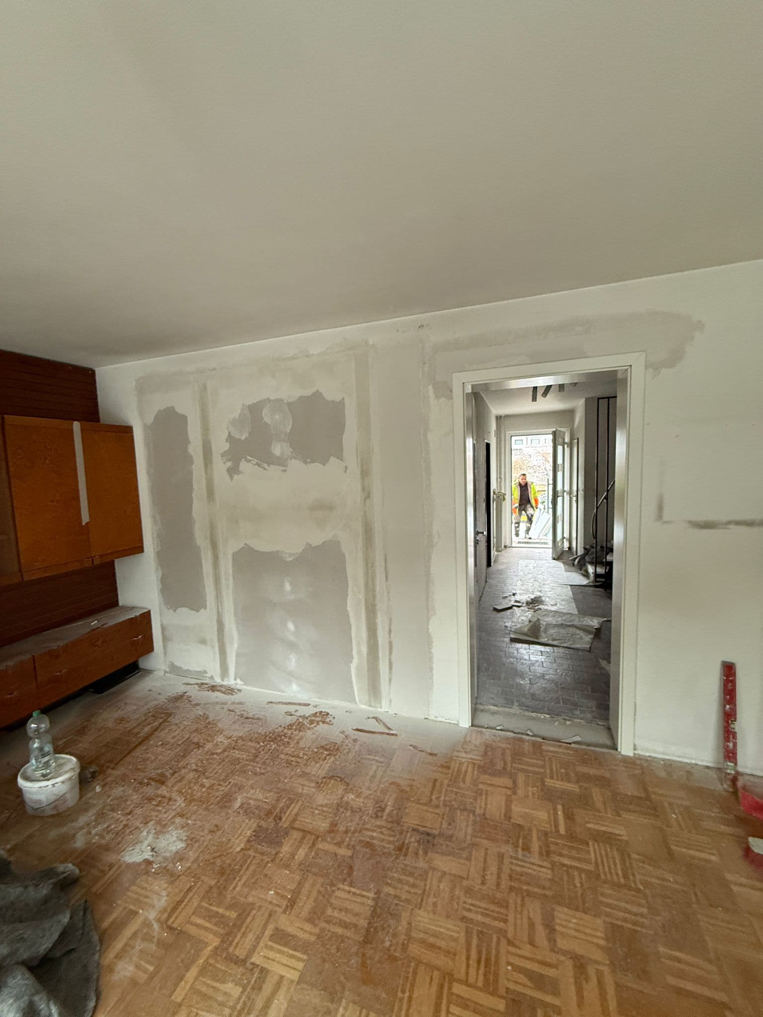 Während: Bauteam im Wohnzimmer, alter Schrank steht