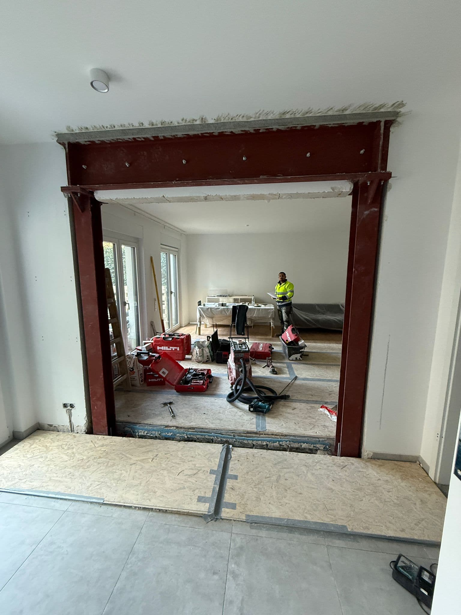 Eingebauter Stahlträger im Wanddurchbruch, AKEO-Baustelle Berlin.