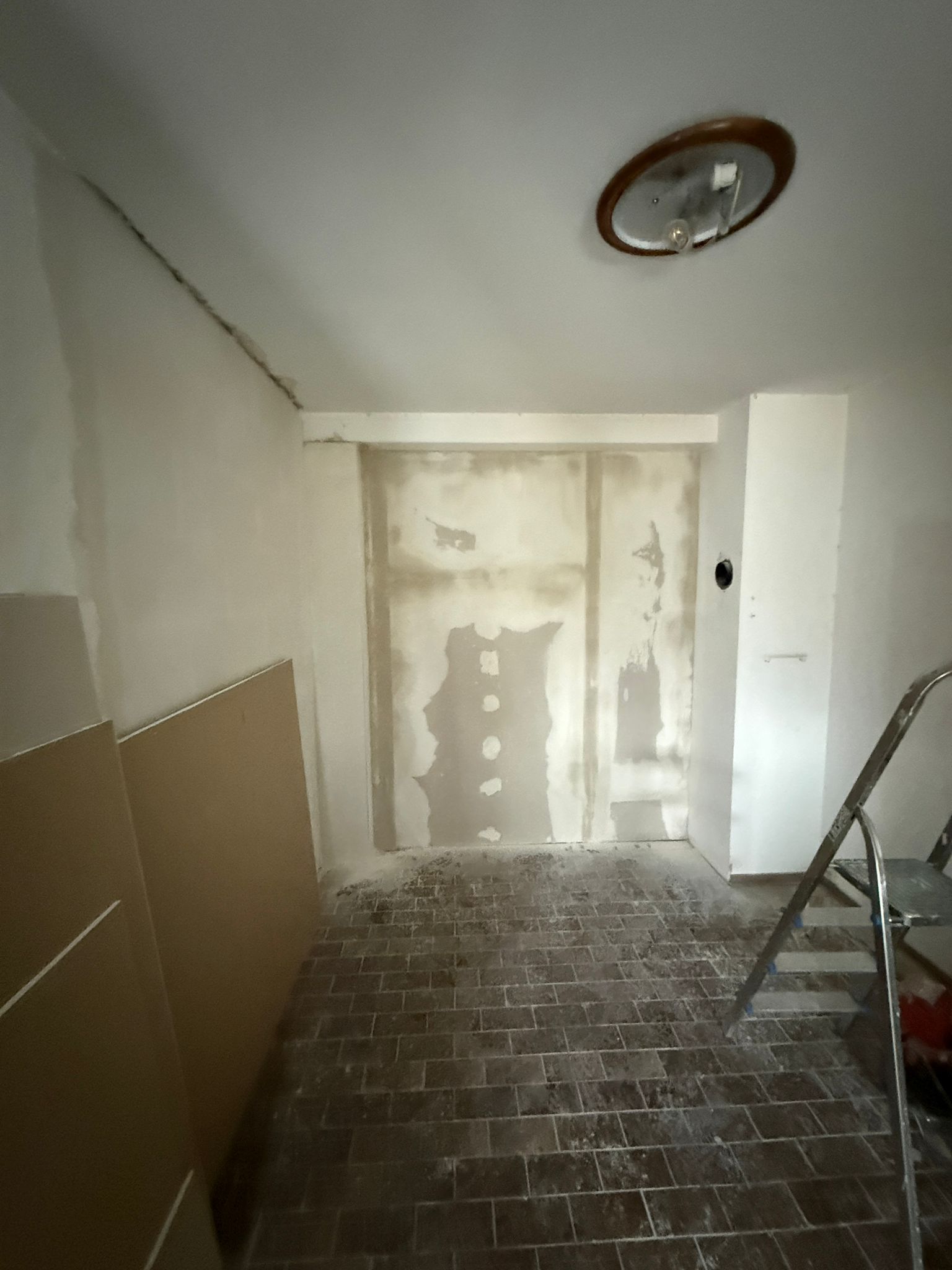 Während: Trockenbau-Wand, Türöffnung im Bau